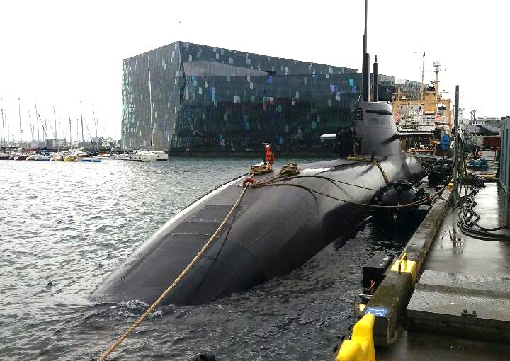 Servicing a submarine at Reykjavík ports